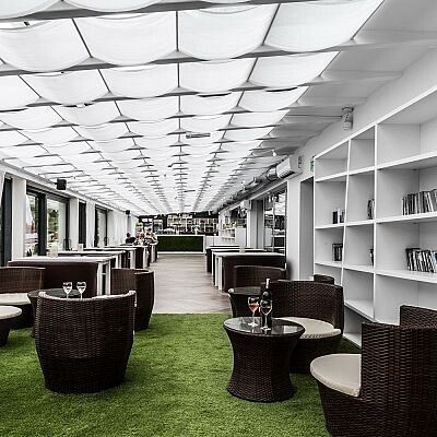 Кафе-бар у озера